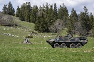 Un char Piranha suisse lors d'un exercice à Neuchâtel en mai 2023 (archives).